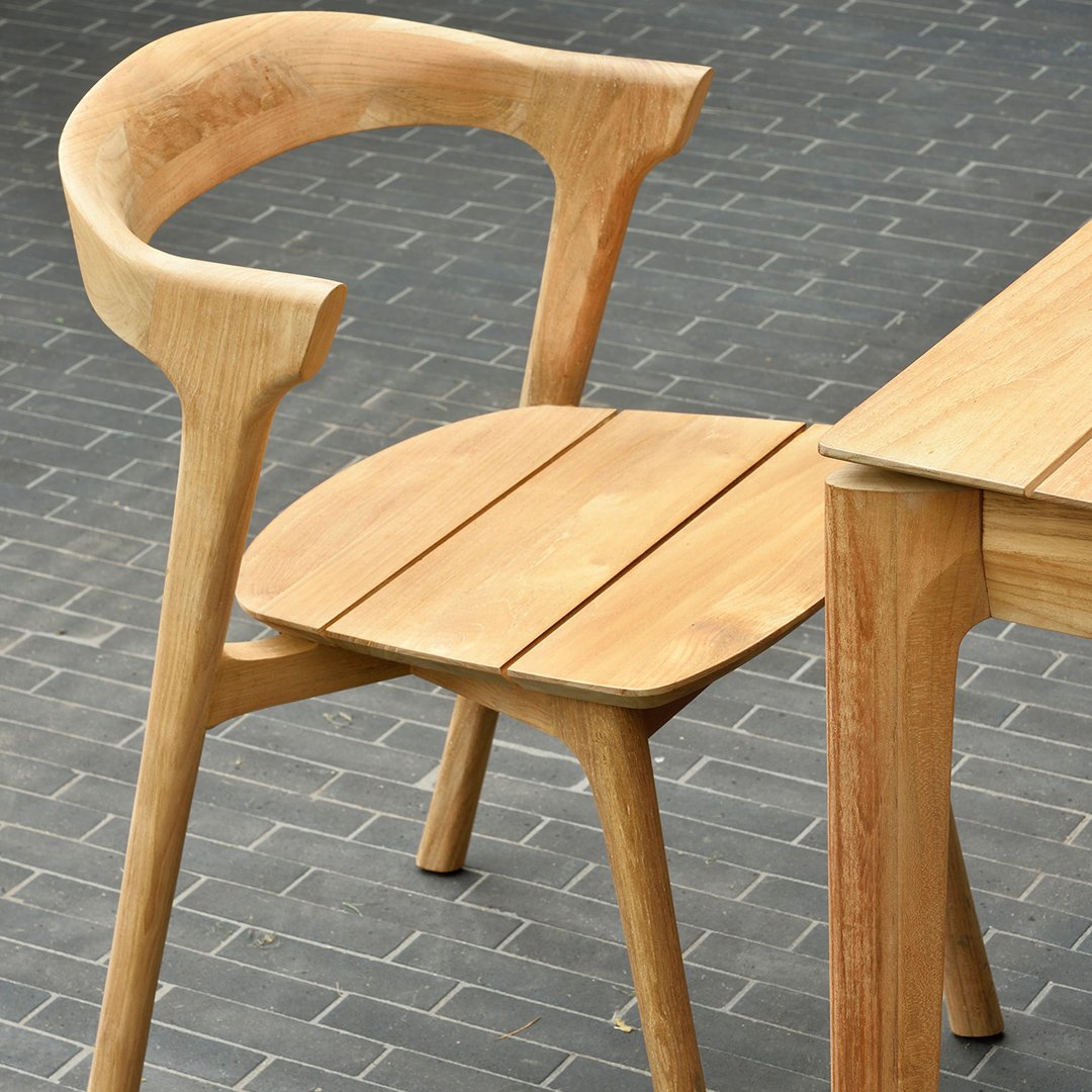 Light natural wood chair with smooth contours and minimalistic design, featuring a seamless grain pattern.