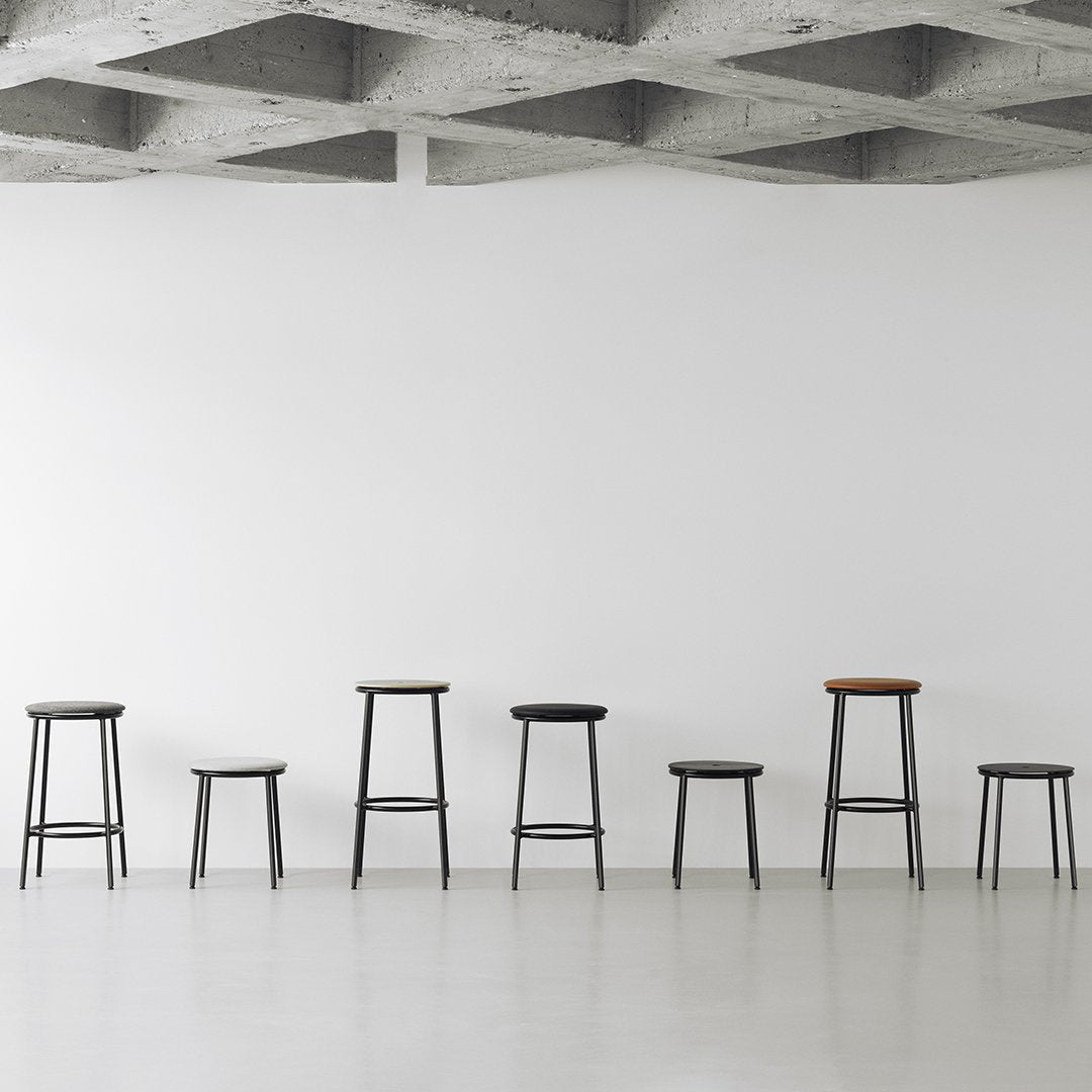 Set of minimalist bar stools in black and natural wood, featuring sleek lines and a modern aesthetic.