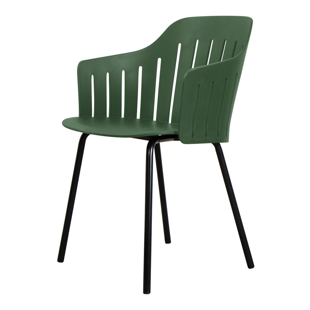 Green slatted chair with a modern design and black metal legs. Ideal for contemporary spaces.