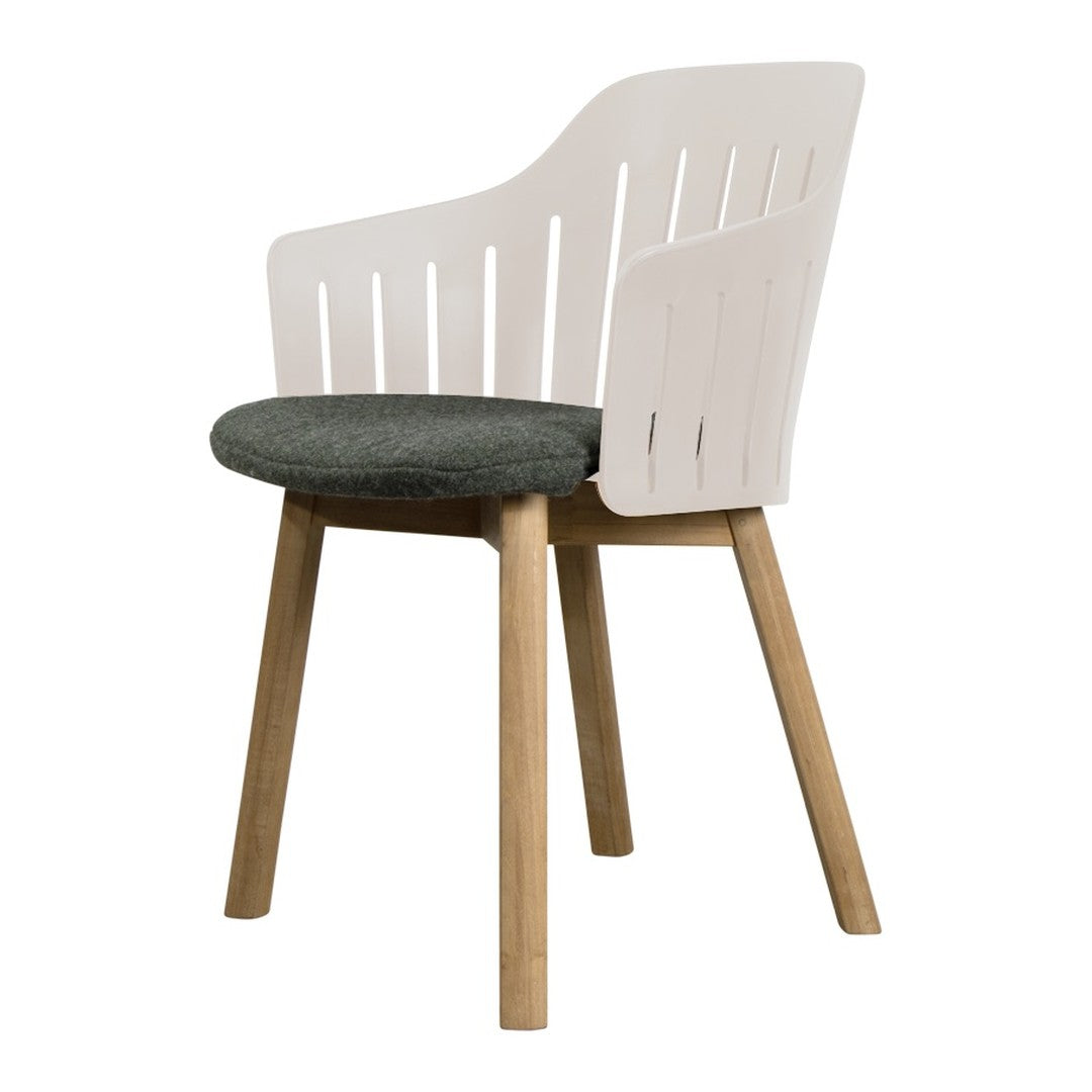 White slatted back chair with a dark green seat cushion and light wooden legs. Modern and minimalist design.