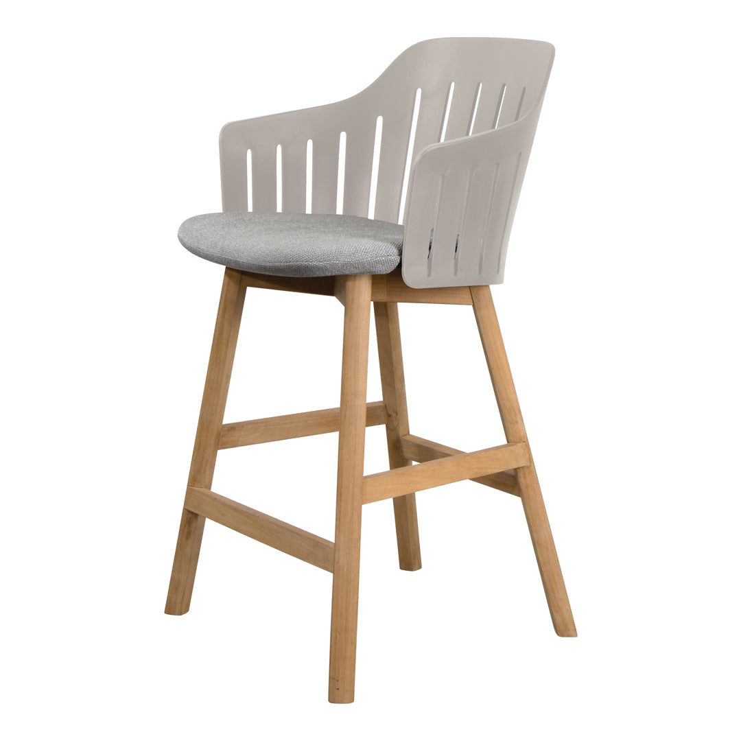 Light gray chair with slatted backrest and soft gray seat, complemented by a natural wood base. Stylish and modern design.