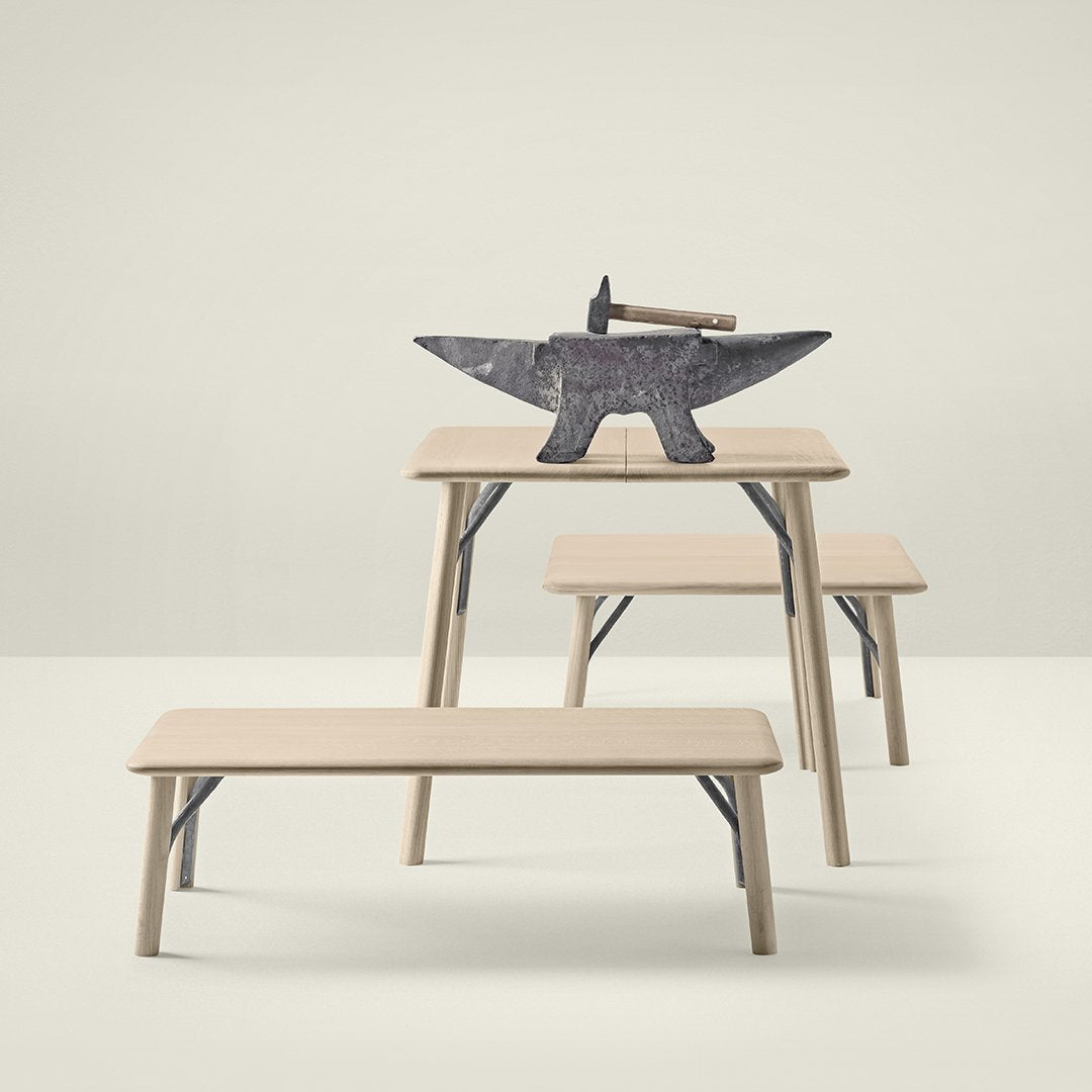 "Set of light wooden tables with a minimalist design, featuring smooth surfaces and neutral tones."