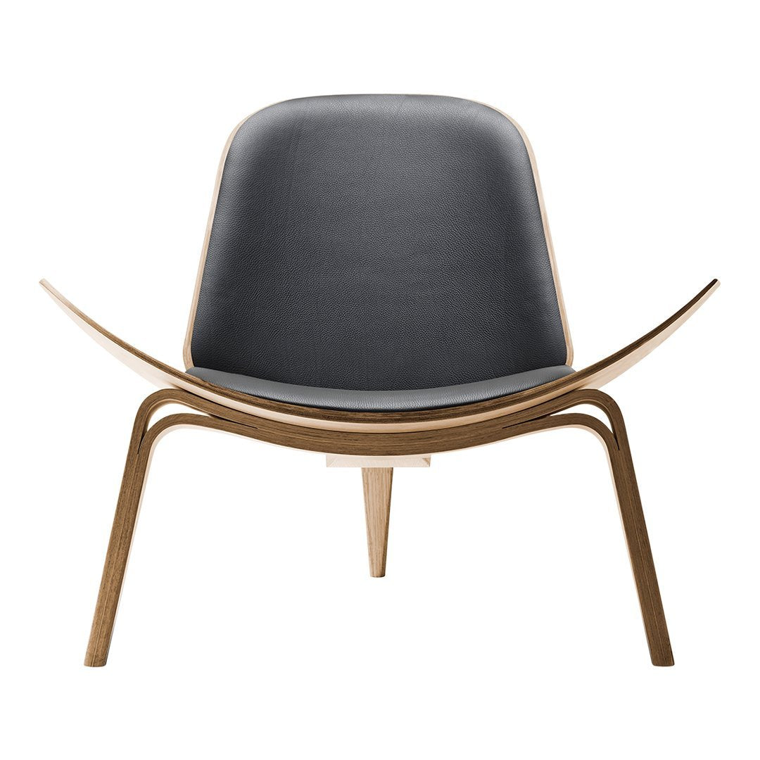 Black upholstered chair with a smooth modern design and light wood curved legs, combining elegance and simplicity.