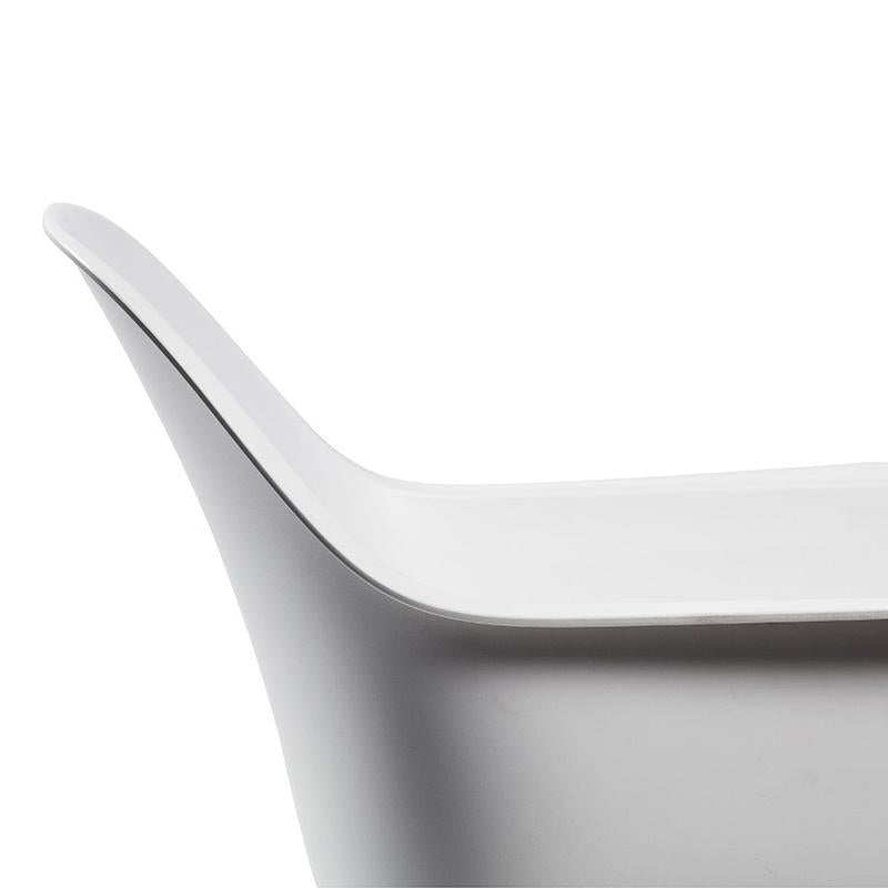 Sleek, modern white bathtub featuring smooth, curved edges and a minimalist design. Perfect for contemporary bathrooms.
