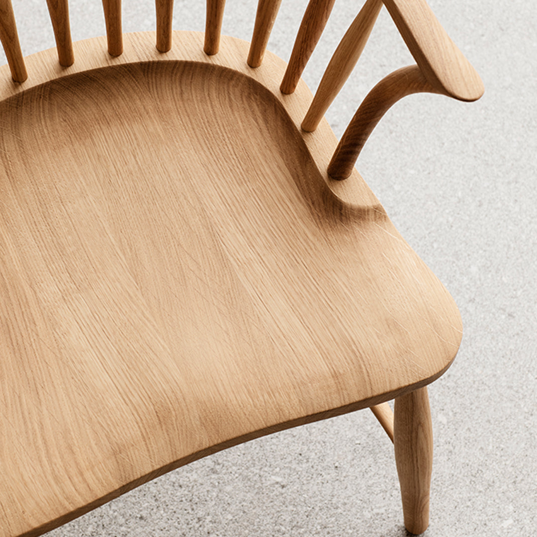 Natural oak wood with a smooth, grainy texture and light, warm tones, showcasing a minimalist design.