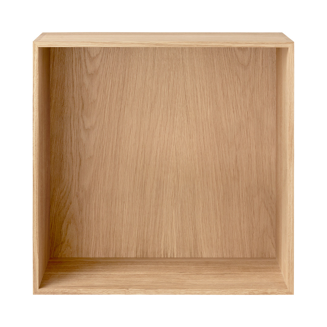 Natural oak wood storage cube with a smooth, light finish and minimal grain pattern. Perfect for modern decor.