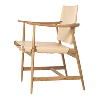 Light beige leather and natural oak wood chair with minimalist design, showcasing soft colors and clean lines.