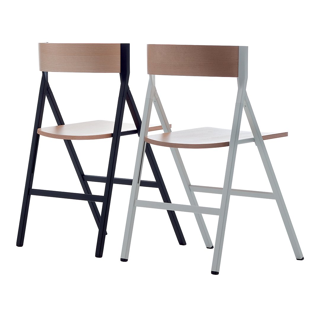 "Modern folding chairs in black and light gray frames with natural wood seats, featuring minimalist design."