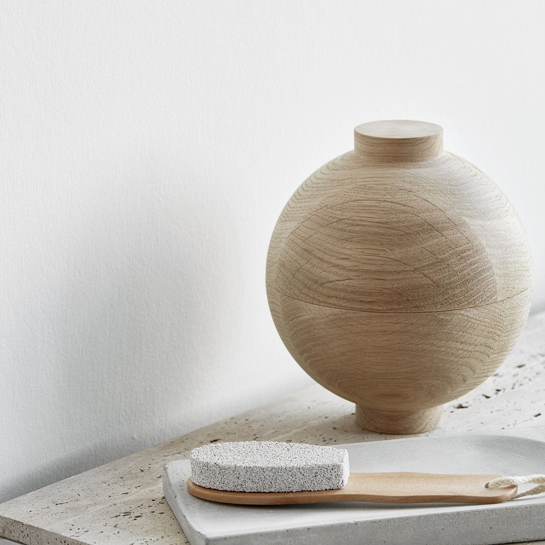 Round wooden vase in natural light wood finish, featuring smooth curved lines and subtle grain patterns.