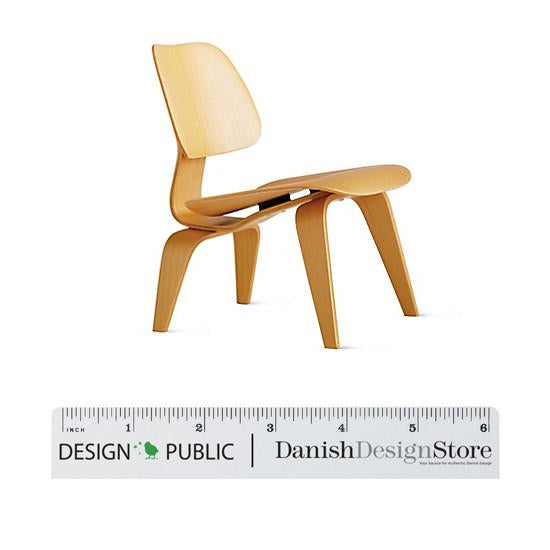 Minimalist light wood chair with smooth curves, featuring a natural finish and contemporary design. Perfect for modern decor.
