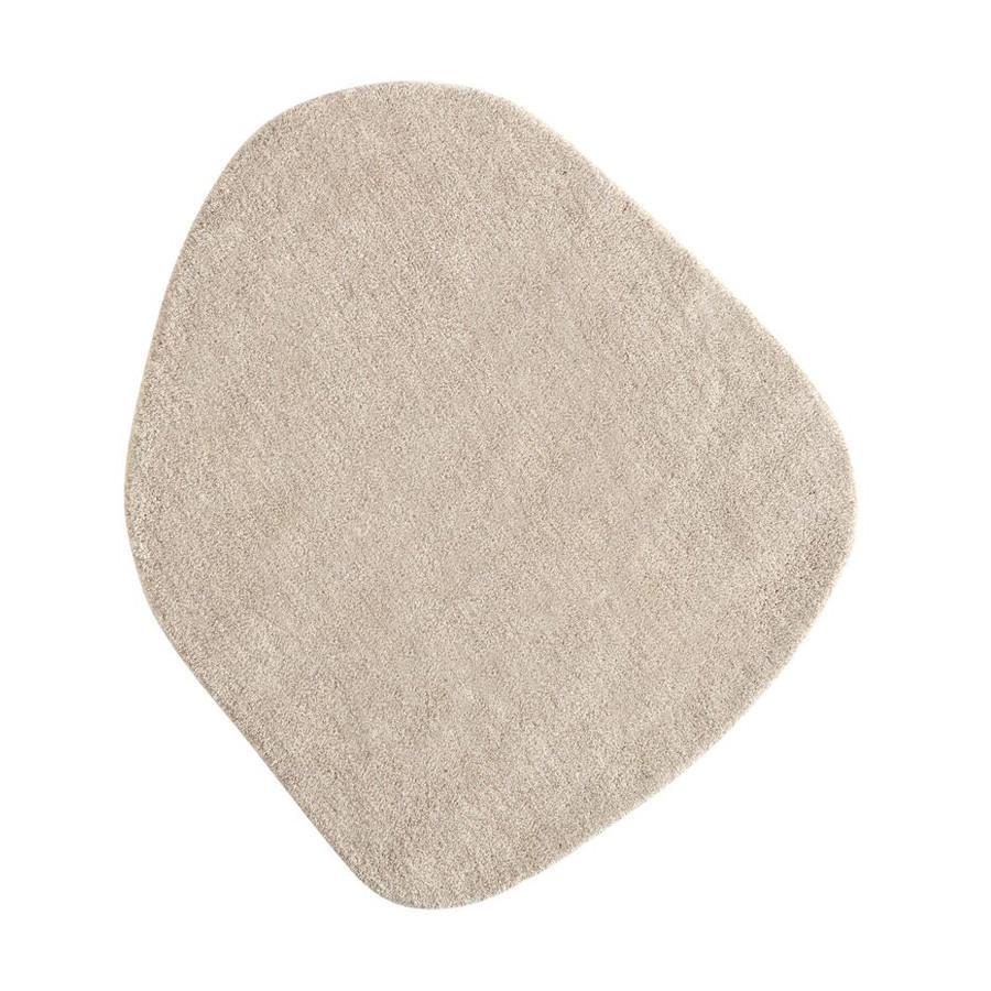 Light beige organic-shaped rug with a soft, textured surface. Ideal for enhancing any modern space.