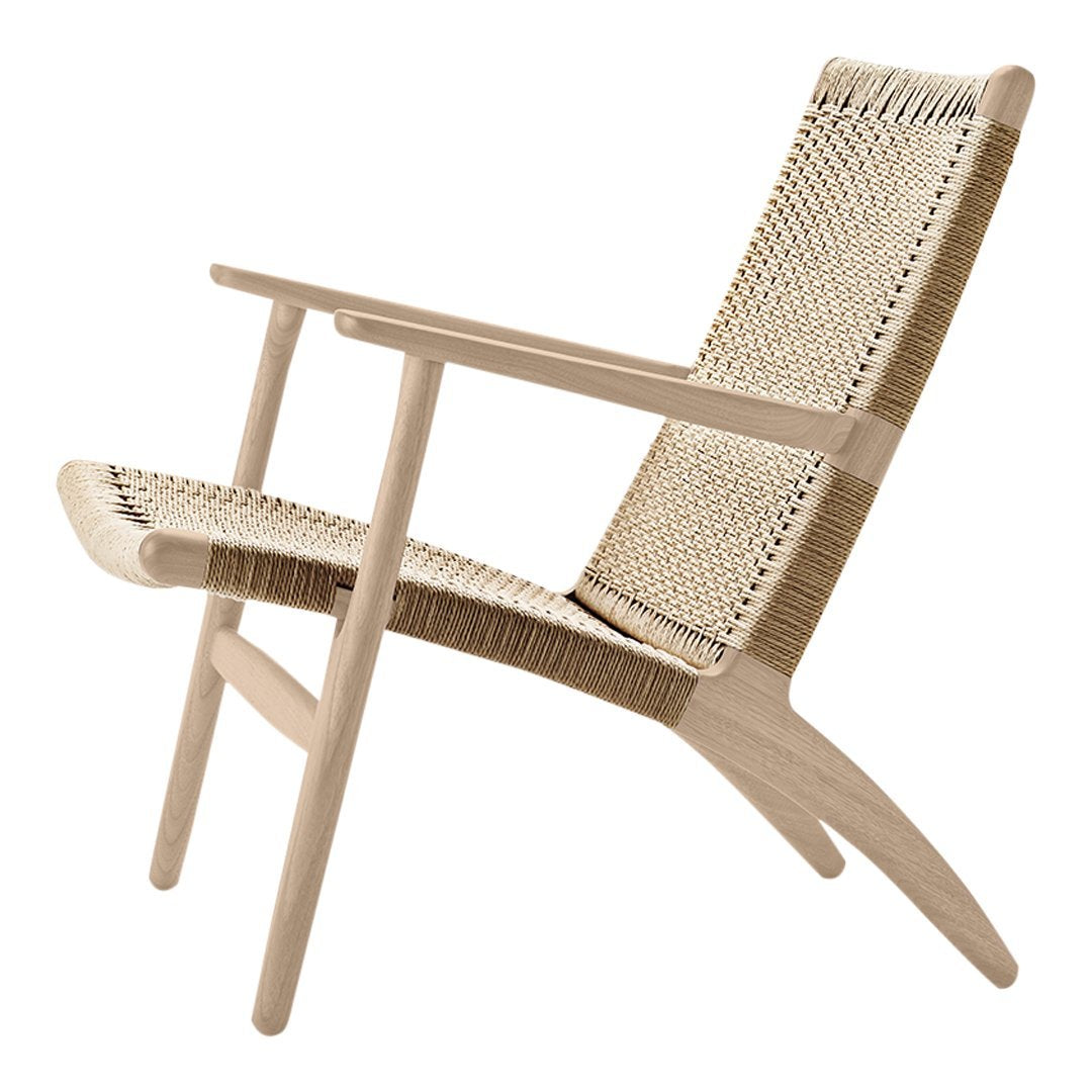 Natural wood finish accentuated by a woven seat in beige tones, showcasing a minimalist and elegant design.