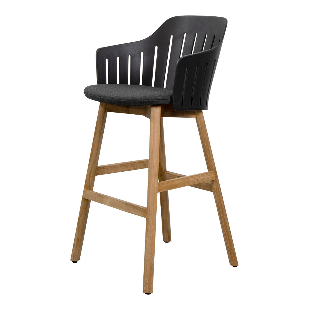 Modern black bar stool with slatted backrest and natural wood legs, featuring a sleek, minimalist design.