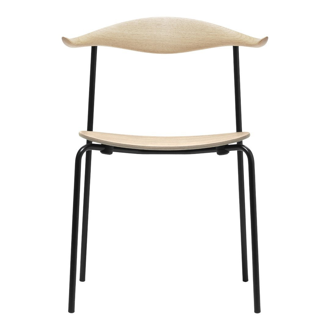 Minimalist wooden chair with a light natural wood seat and a sleek black metal frame. Stylish and modern design.